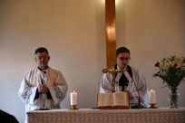 Od lewej: ks. Kondziałka i ks. Piotr Sztwiertnia